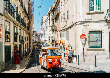 LISBONA, PORTOGALLO - 12 AGOSTO 2017: Turisti che esplorano le strade antiche della città di Lisbona in Portogallo. Foto Stock