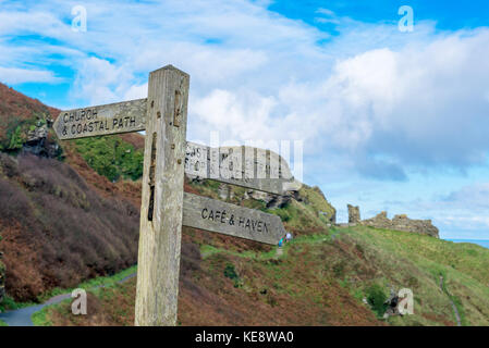 Indicando la via del castello, cafe e chiesa Foto Stock