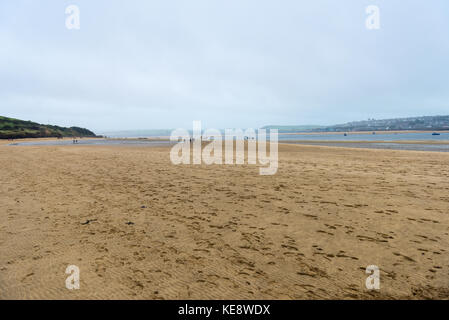 Daymer Bay è una popolare destinazione turistica sul nord della Cornovaglia costa opposta occupato il porto di pesca a Padstow Foto Stock