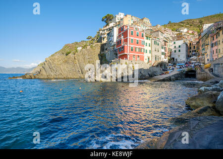 Vista sulla città e sul porto con le sue case colorate a Riomaggiore, cinque Terre, Liguria, Italia Foto Stock