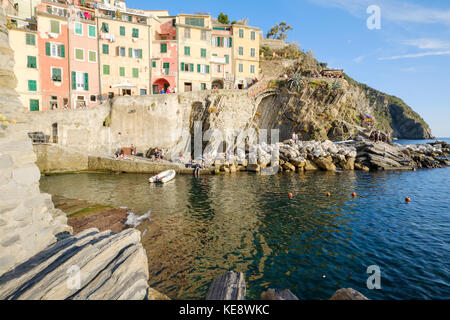 Vista sulla città e sul porto con le sue case colorate a Riomaggiore, cinque Terre, Liguria, Italia Foto Stock