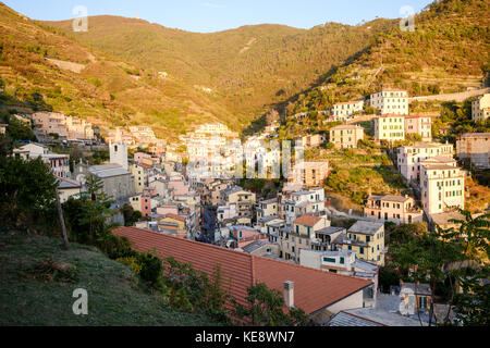 Vista sulla città con le sue case colorate a Riomaggiore, cinque Terre, Liguria, Italia Foto Stock