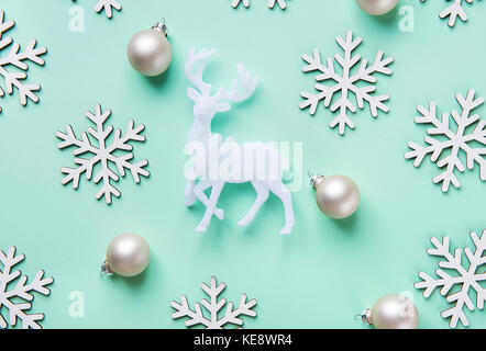 Elegante natale anno nuovo biglietto di auguri poster renne bianco fiocchi di neve sfere pattern sul turchese sfondo blu. copia spazio. stile scandinavo. Foto Stock