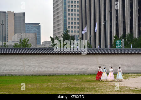 Persone che indossano il coreano abiti tradizionali intorno a Seoul settentrionale (Palazzo Gyeongbokgung). pic è stata adottata nel mese di agosto 2017 Foto Stock