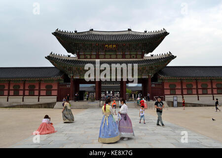 Persone che indossano il coreano abiti tradizionali intorno a Seoul settentrionale (Palazzo Gyeongbokgung). pic è stata adottata nel mese di agosto 2017 Foto Stock