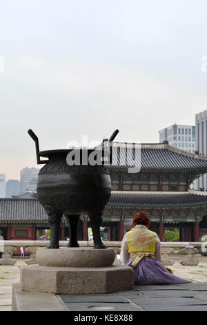 Una ragazza coreana che indossa gli abiti tradizionali intorno a Seoul settentrionale (Palazzo Gyeongbokgung). pic è stata adottata nel mese di agosto 2017 Foto Stock