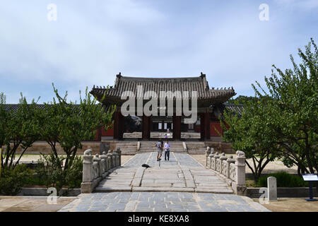 Persone che indossano il coreano abiti tradizionali intorno a Seoul settentrionale (Palazzo Gyeongbokgung). pic è stata adottata nel mese di agosto 2017 Foto Stock