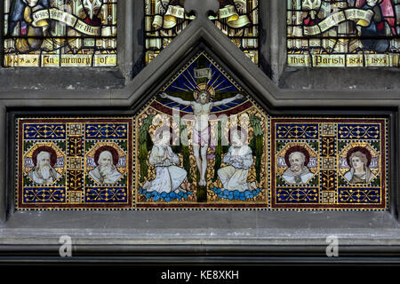 Il reredos raffigurante il Cristo crocifisso e gli evangelisti, la chiesa di San Martino, Bladon, Oxfordshire, England, Regno Unito Foto Stock