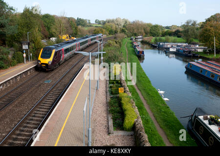 Arriva il Cross Country Voyager passando in treno stazione Heyford e abbassare Heyford Wharf, Oxfordshire, England, Regno Unito Foto Stock