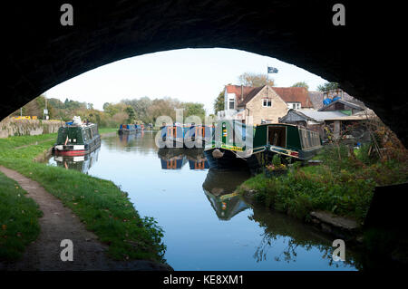 Abbassare Heyford Wharf, Oxford Canal, Oxfordshire, England, Regno Unito Foto Stock