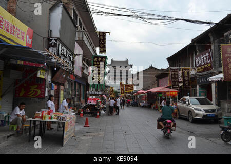 Le cose che accade attorno a luoyang della vecchia città. i turisti e la gente del posto e i venditori, tutti stanno approdando qui intorno. pic è stata adottata nel settembre 2017 Foto Stock