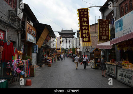 Le cose che accade attorno a luoyang della vecchia città. i turisti e la gente del posto e i venditori, tutti stanno approdando qui intorno. pic è stata adottata nel settembre 2017 Foto Stock