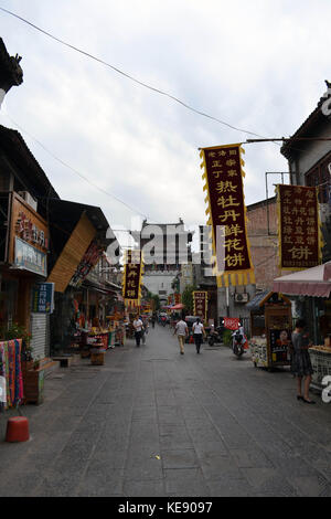 Le cose che accade attorno a luoyang della vecchia città. i turisti e la gente del posto e i venditori, tutti stanno approdando qui intorno. pic è stata adottata nel settembre 2017 Foto Stock