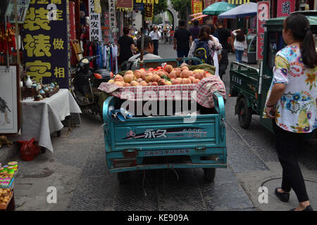 Le cose che accade attorno a luoyang della vecchia città. i turisti e la gente del posto e i venditori, tutti stanno approdando qui intorno. pic è stata adottata nel settembre 2017 Foto Stock