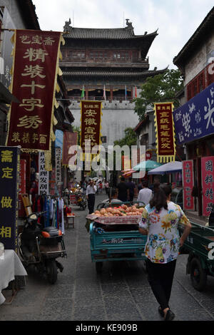 Le cose che accade attorno a luoyang della vecchia città. i turisti e la gente del posto e i venditori, tutti stanno approdando qui intorno. pic è stata adottata nel settembre 2017 Foto Stock