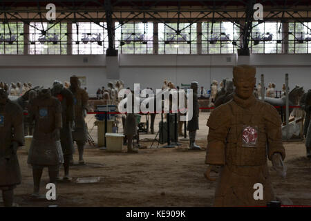 A piedi più vicino per i guerrieri di terracotta a Xi'an, Cina. Si tratta di una tomba del complesso che sepolto il primo imperatore della Cina. Le figure includono guerrieri, char Foto Stock