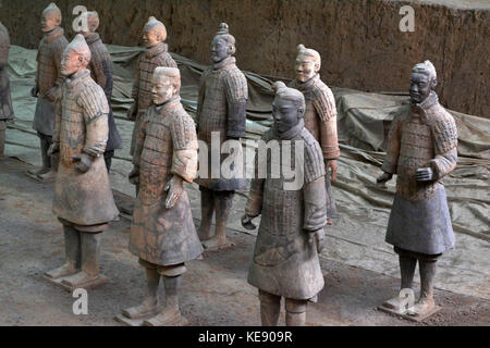 A piedi più vicino per i guerrieri di terracotta a Xi'an, Cina. Si tratta di una tomba del complesso che sepolto il primo imperatore della Cina. Le figure includono guerrieri, char Foto Stock