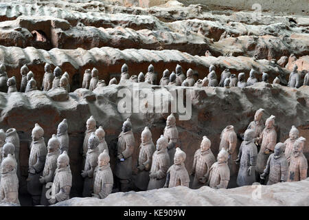 A piedi più vicino per i guerrieri di terracotta a Xi'an, Cina. Si tratta di una tomba del complesso che sepolto il primo imperatore della Cina. Le figure includono guerrieri, char Foto Stock