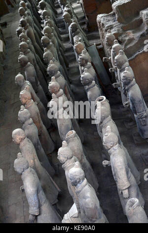 A piedi più vicino per i guerrieri di terracotta a Xi'an, Cina. Si tratta di una tomba del complesso che sepolto il primo imperatore della Cina. Le figure includono guerrieri, char Foto Stock