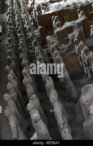 A piedi più vicino per i guerrieri di terracotta a Xi'an, Cina. Si tratta di una tomba del complesso che sepolto il primo imperatore della Cina. Le figure includono guerrieri, char Foto Stock