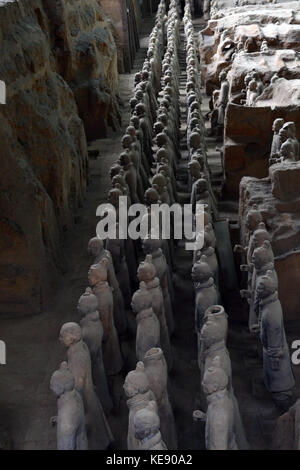 A piedi più vicino per i guerrieri di terracotta a Xi'an, Cina. Si tratta di una tomba del complesso che sepolto il primo imperatore della Cina. Le figure includono guerrieri, char Foto Stock