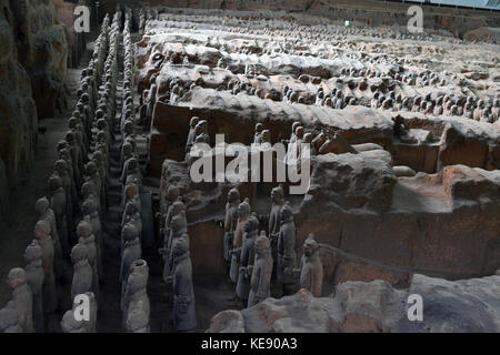 A piedi più vicino per i guerrieri di terracotta a Xi'an, Cina. Si tratta di una tomba del complesso che sepolto il primo imperatore della Cina. Le figure includono guerrieri, char Foto Stock