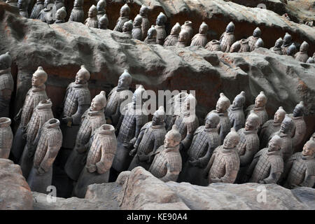 A piedi più vicino per i guerrieri di terracotta a Xi'an, Cina. Si tratta di una tomba del complesso che sepolto il primo imperatore della Cina. Le figure includono guerrieri, char Foto Stock