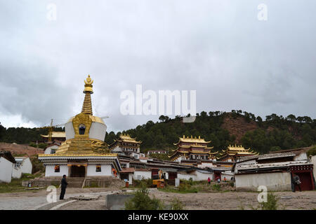 La vista intorno al tempio tibetano (serti gompa) con la gamma della montagna come sfondo. pic è stata presa in langmusi, amdo tibet-Cina, settembre 2017. t Foto Stock