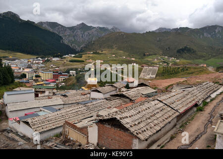 La vista intorno al tempio tibetano (serti gompa) con la gamma della montagna come sfondo. pic è stata presa in langmusi, amdo tibet-Cina, settembre 2017. t Foto Stock