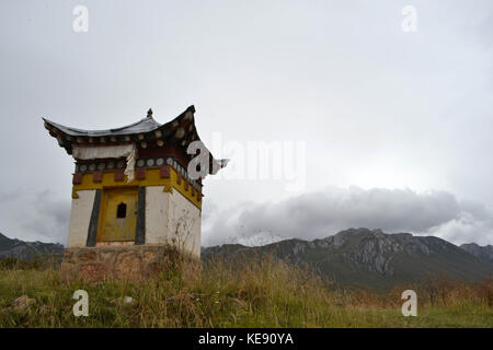 La vista intorno al tempio tibetano (serti gompa) con la gamma della montagna come sfondo. pic è stata presa in langmusi, amdo tibet-Cina, settembre 2017. t Foto Stock