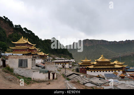 La vista intorno al tempio tibetano (serti gompa) con la gamma della montagna come sfondo. pic è stata presa in langmusi, amdo tibet-Cina, settembre 2017. t Foto Stock