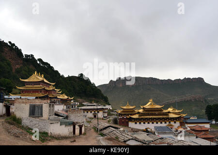 La vista intorno al tempio tibetano (serti gompa) con la gamma della montagna come sfondo. pic è stata presa in langmusi, amdo tibet-Cina, settembre 2017. t Foto Stock