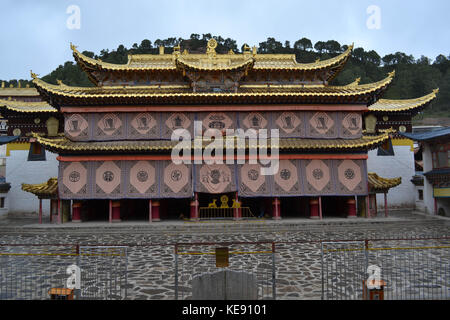 La vista intorno al tempio tibetano (serti gompa) con la gamma della montagna come sfondo. pic è stata presa in langmusi, amdo tibet-Cina, settembre 2017. t Foto Stock