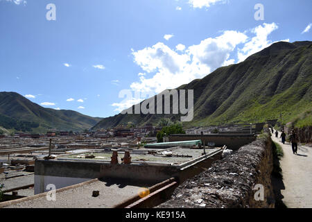 La vita intorno a labrang a xiahe, amdo Tibet, Cina. i pellegrini sono ovunque, curcumabulating monastero. pic è stata adottata nel settembre 2017. Foto Stock