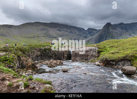 Walkers presso il Pool di Fairy Glen, fragile, Isola di Skye, Highland, Scotland, Regno Unito Foto Stock