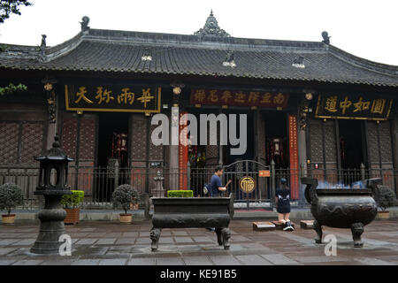 Persone in preghiera attorno a Chengdu più famoso tempio wenshu (monastero). pic è stata adottata nel settembre 2017. Traduzione: "tempio cinese" Foto Stock