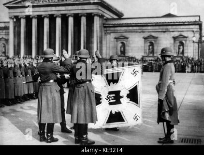 Quattro reclute della Wehrmacht giurare il giuramento di fedeltà durante il terzo reich non datata foto di archivio. | Utilizzo di tutto il mondo Foto Stock