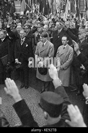 Adolf Hitler (m) con i membri del governo del Reich durante la manifestazione dei giovani il 1° maggio 1933 a Berlino Lustgarten. A destra, il ministro della Propaganda Joseph Goebbels. Il "Tag der Arbeit" (Festa del lavoro) è stato dichiarato come "Feiertag der nationalen Arbeit" (festa del lavoro nazionale) su istruzione del governo del Reich nel 1933. | utilizzo in tutto il mondo Foto Stock