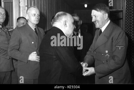 Il Cancelliere del Reich e leader nazionalsocialista Adolf Hitler (r) dà il benvenuto al primo ministro bulgaro Bojiloff. A destra, il ministro degli Esteri bulgaro Shishmanoff, a sinistra il ministro degli Esteri del Reich Joachim von Ribbentrop e il generale Wilhelm Keitel. Senza data | utilizzo in tutto il mondo Foto Stock