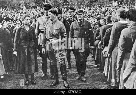 Il leader nazionalsocialista Adolf Hitler (m) in occasione della giornata della Gioventù del Reich a Potsdam nel 1932. | utilizzo in tutto il mondo Foto Stock