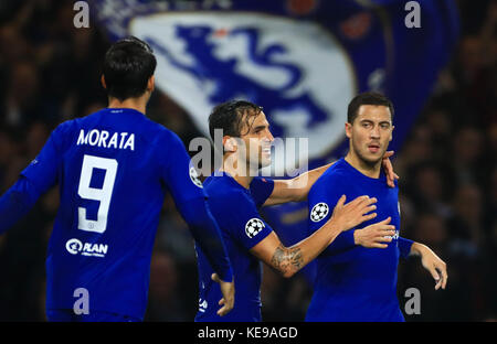 L'Eden Hazard di Chelsea celebra il secondo gol della partita con Cesc Fabregas (centro) e Alvaro Morata, la UEFA Champions League, partita del gruppo C a Stamford Bridge, Londra. Foto Stock