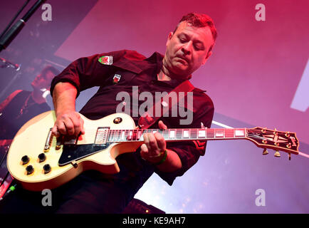 I Manic Street Preachers (James Dean Bradfield) si esibiscono sul palco durante i Q Awards 2017 in associazione con Absolute radio alla Camden Roundhouse di Londra. Foto Stock