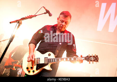 I Manic Street Preachers (James Dean Bradfield) si esibiscono sul palco durante i Q Awards 2017 in associazione con Absolute radio alla Camden Roundhouse di Londra. PREMERE ASSOCIAZIONE foto. Data immagine: Mercoledì 18 ottobre 2017. Guarda la storia di PA SHOWBIZ QAwards. Il credito fotografico dovrebbe essere: Ian West/PA Wire Foto Stock