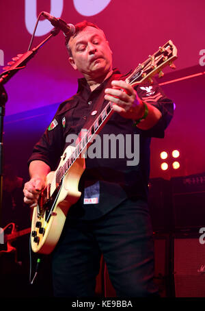 I Manic Street Preachers (James Dean Bradfield) si esibiscono sul palco durante i Q Awards 2017 in associazione con Absolute radio alla Camden Roundhouse di Londra. PREMERE ASSOCIAZIONE foto. Data immagine: Mercoledì 18 ottobre 2017. Guarda la storia di PA SHOWBIZ QAwards. Il credito fotografico dovrebbe essere: Ian West/PA Wire Foto Stock