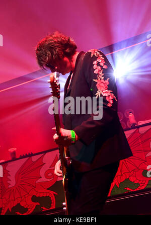 I Manic Street Preachers (Nicky Wire) si esibiscono sul palco durante i Q Awards 2017 in associazione con Absolute radio alla Camden Roundhouse di Londra. PREMERE ASSOCIAZIONE foto. Data immagine: Mercoledì 18 ottobre 2017. Guarda la storia di PA SHOWBIZ QAwards. Il credito fotografico dovrebbe essere: Ian West/PA Wire Foto Stock