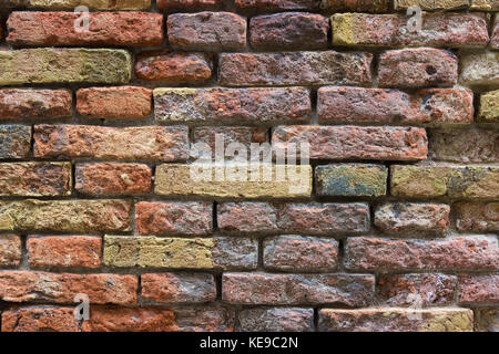 Dettaglio di un variopinto muro in mattoni Foto Stock