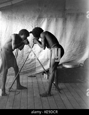 Due uomini di Papua flauti di soffiatura a bordo della Expedition nave Collectie stichting Nationaal Museum van Wereldculturen TM 10008296 Foto Stock