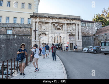 Vecchia porta della città nella città vecchia di Zadar, Croazia . Foto Stock