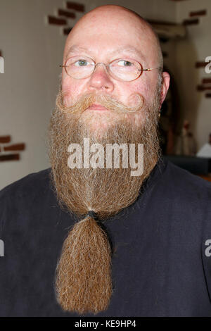 Mann mit langem Bart und getrehtem Schnautzer Foto Stock
