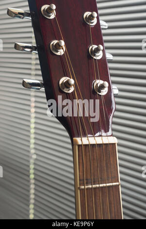 Chiudere fino ai tasti di sintonizzazione di una chitarra acustica Foto Stock